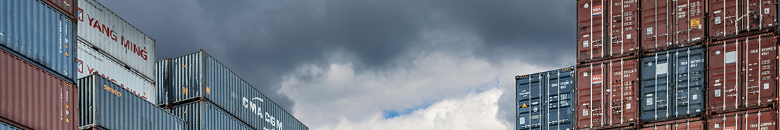 Image de containers représentant les tarifs douaniers